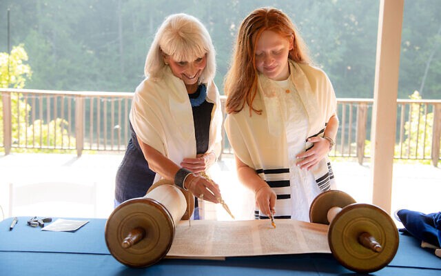 Nature-center-mitzvah-ReadingTorah-640x400